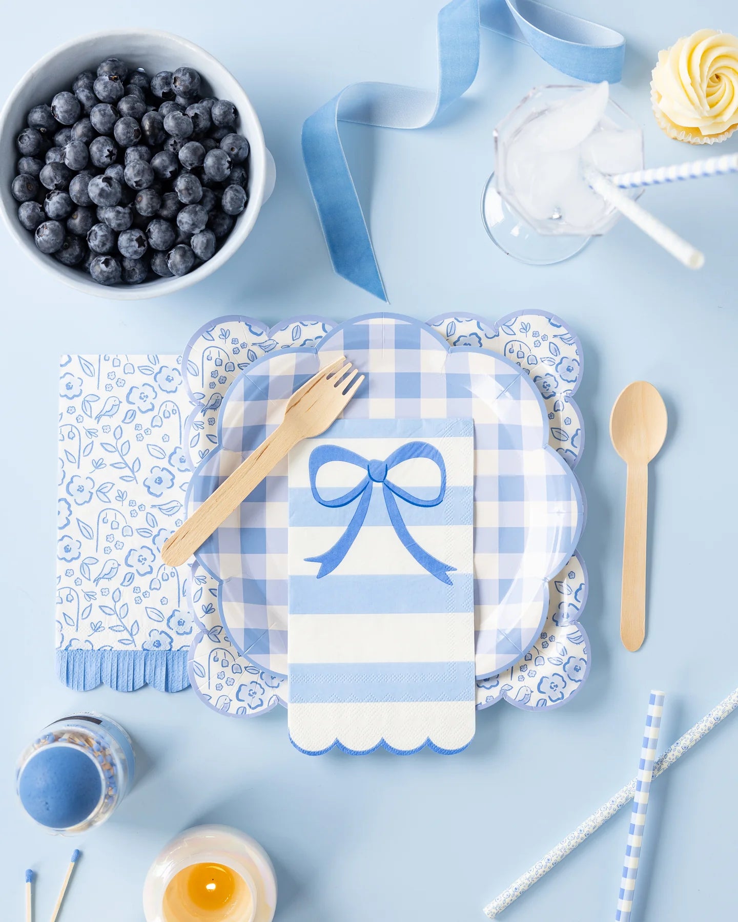 Plato de papel con flores azules