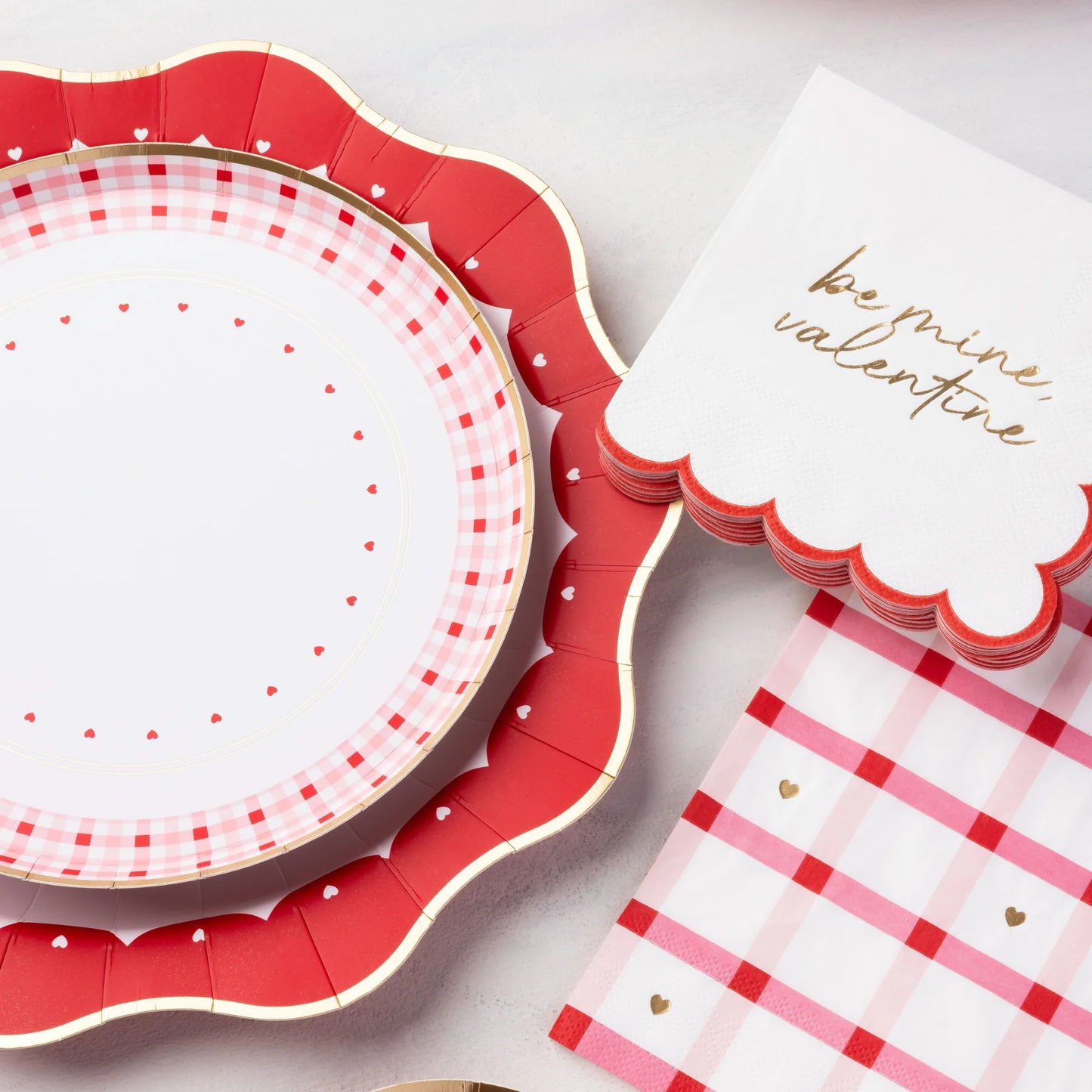Platos postre con detalles de corazón