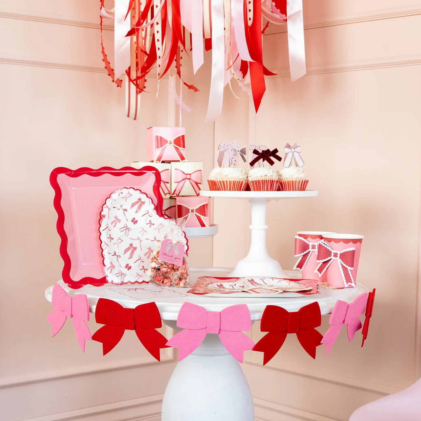 Plato Rosa con detalles en los bordes rosa